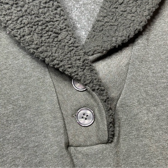 American Eagle Mountain Graphic Sweater - Picture 4 of 9